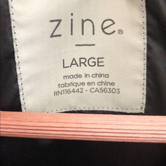 Zine Shiloh Black & Burgundy Packable Windbreaker - Picture 6 of 6